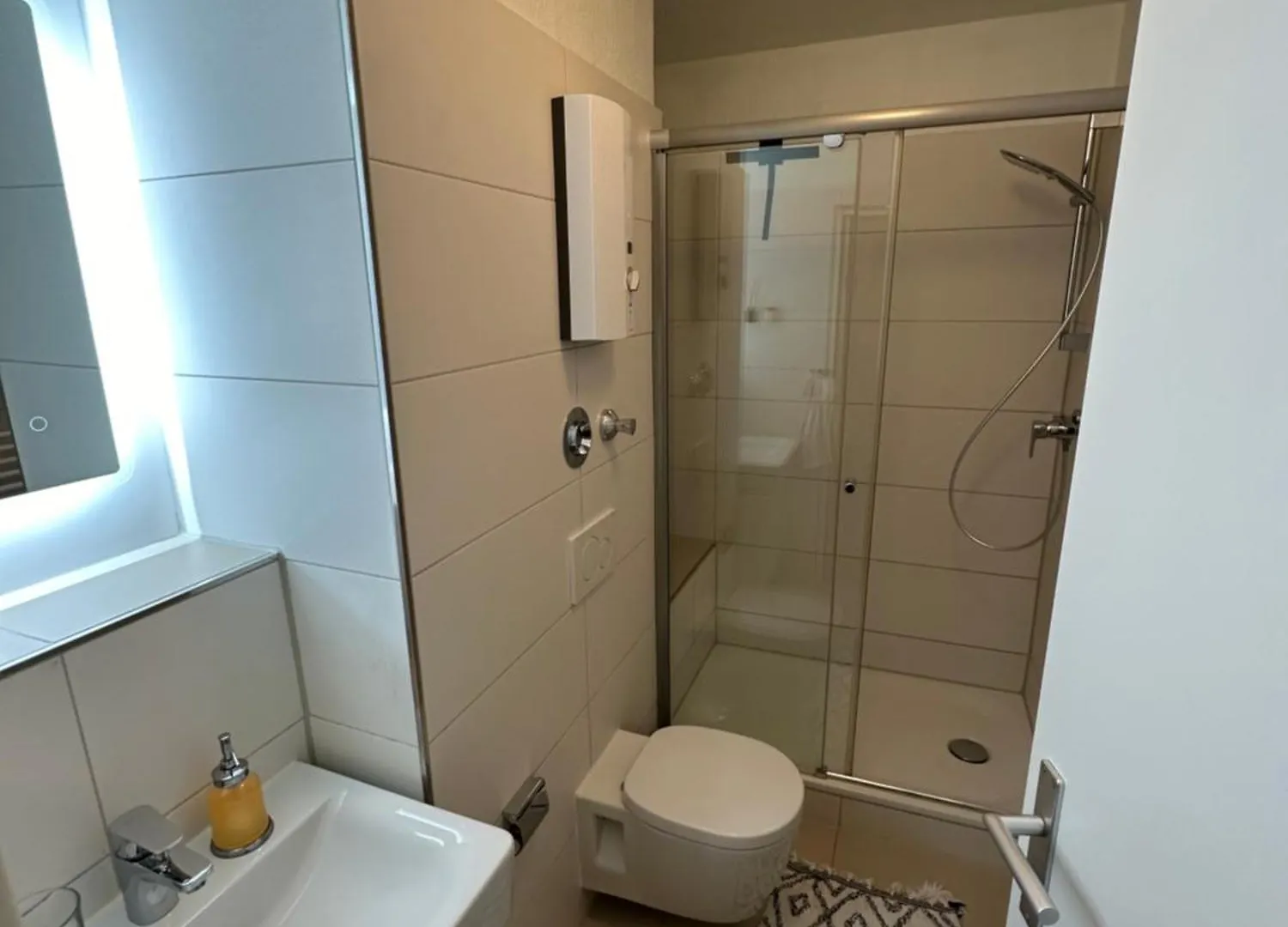 Zentrale, 55M2, Helle 2 Zimmer Whg Naehe Messe Dusseldorf Apartment
